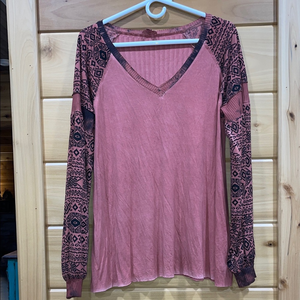 POL Long Sleeve V-Neck Top in Rust and Black Pattern